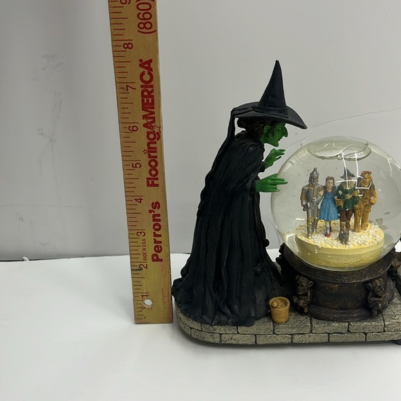 Wizard of Oz Snow Globe Music Box - Picture 7 of 10